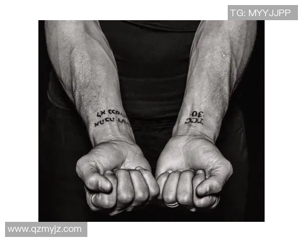 足球明星背部纹身图案解析与背后故事分享